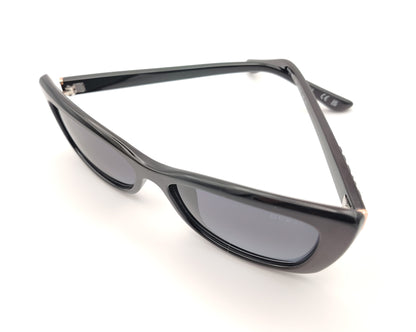 gafas de sol guess negras cat-eye con lentes degradadas y detalle en dorado