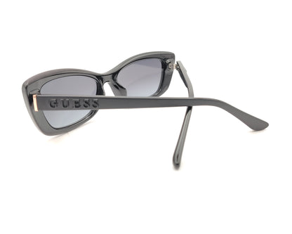 gafas de sol guess negras cat-eye con lentes degradadas y detalle en dorado