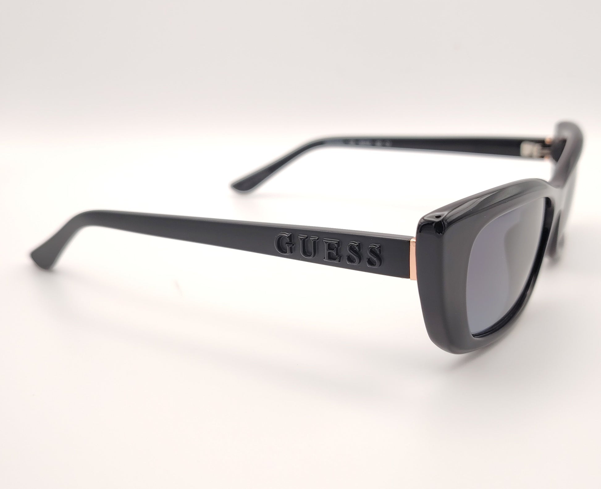 gafas de sol guess negras cat-eye con lentes degradadas y detalle en dorado