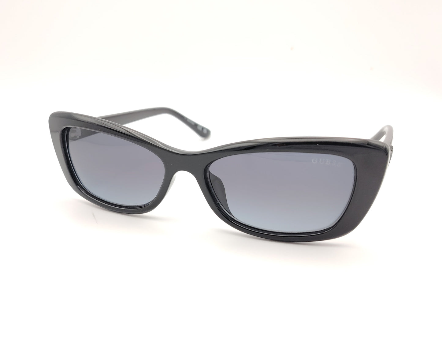 gafas de sol guess negras cat-eye con lentes degradadas y detalle en dorado