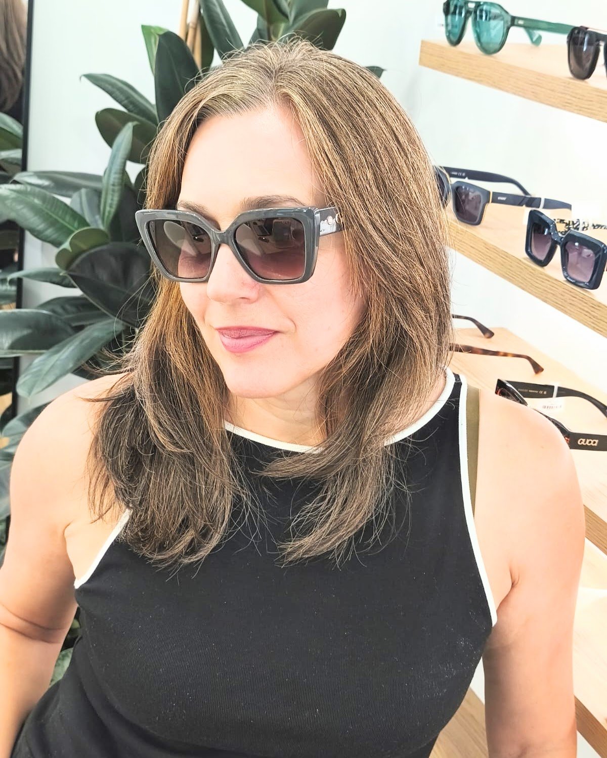 gafas de sol estilo cat eye con montura gris brillante y lentes degradadas en tono rosado