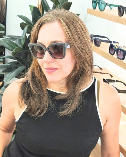 gafas de sol estilo cat eye con montura gris brillante y lentes degradadas en tono rosado