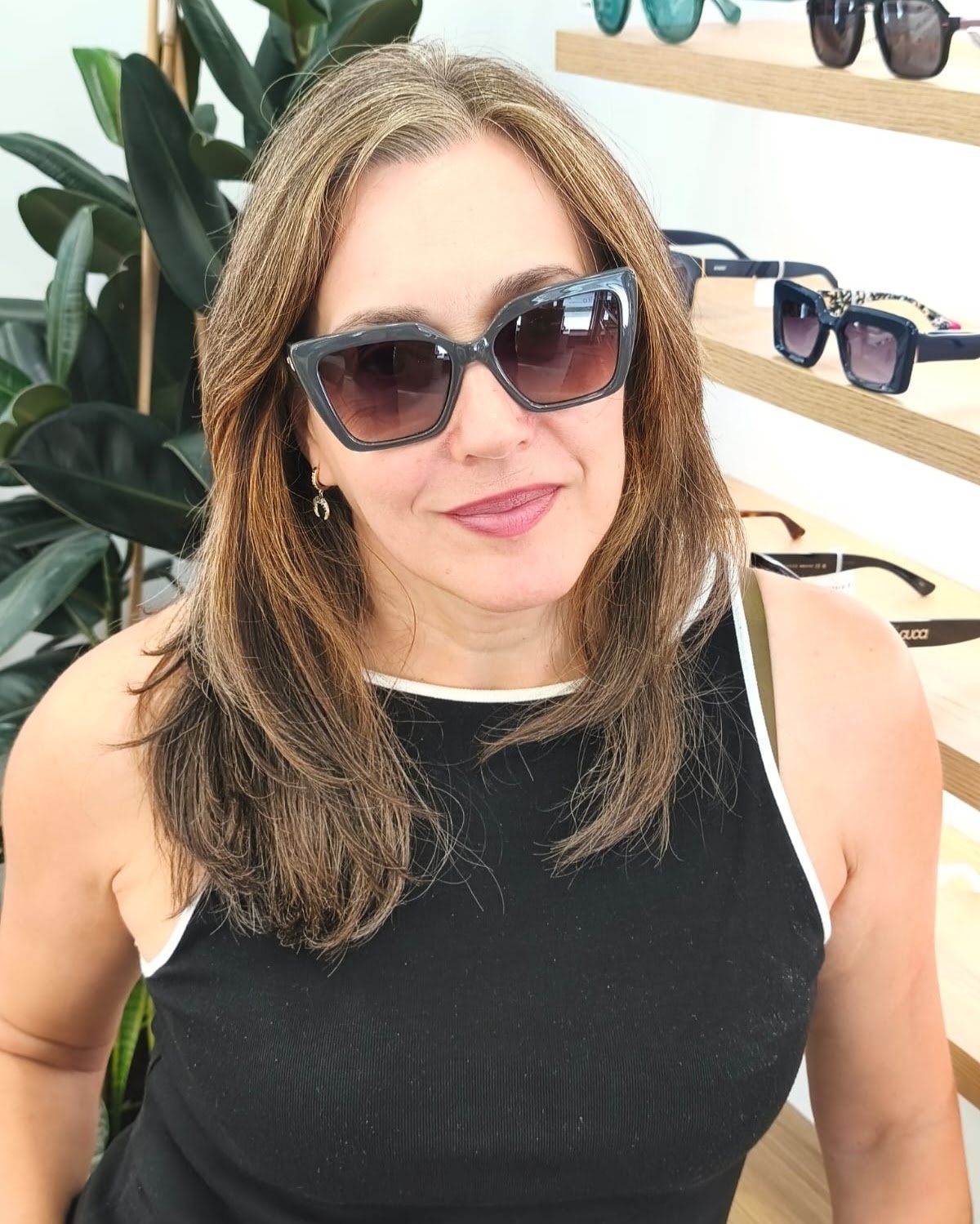 gafas de sol estilo cat eye con montura gris brillante y lentes degradadas en tono rosado