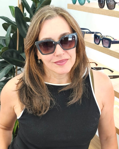 gafas de sol estilo cat eye con montura gris brillante y lentes degradadas en tono rosado