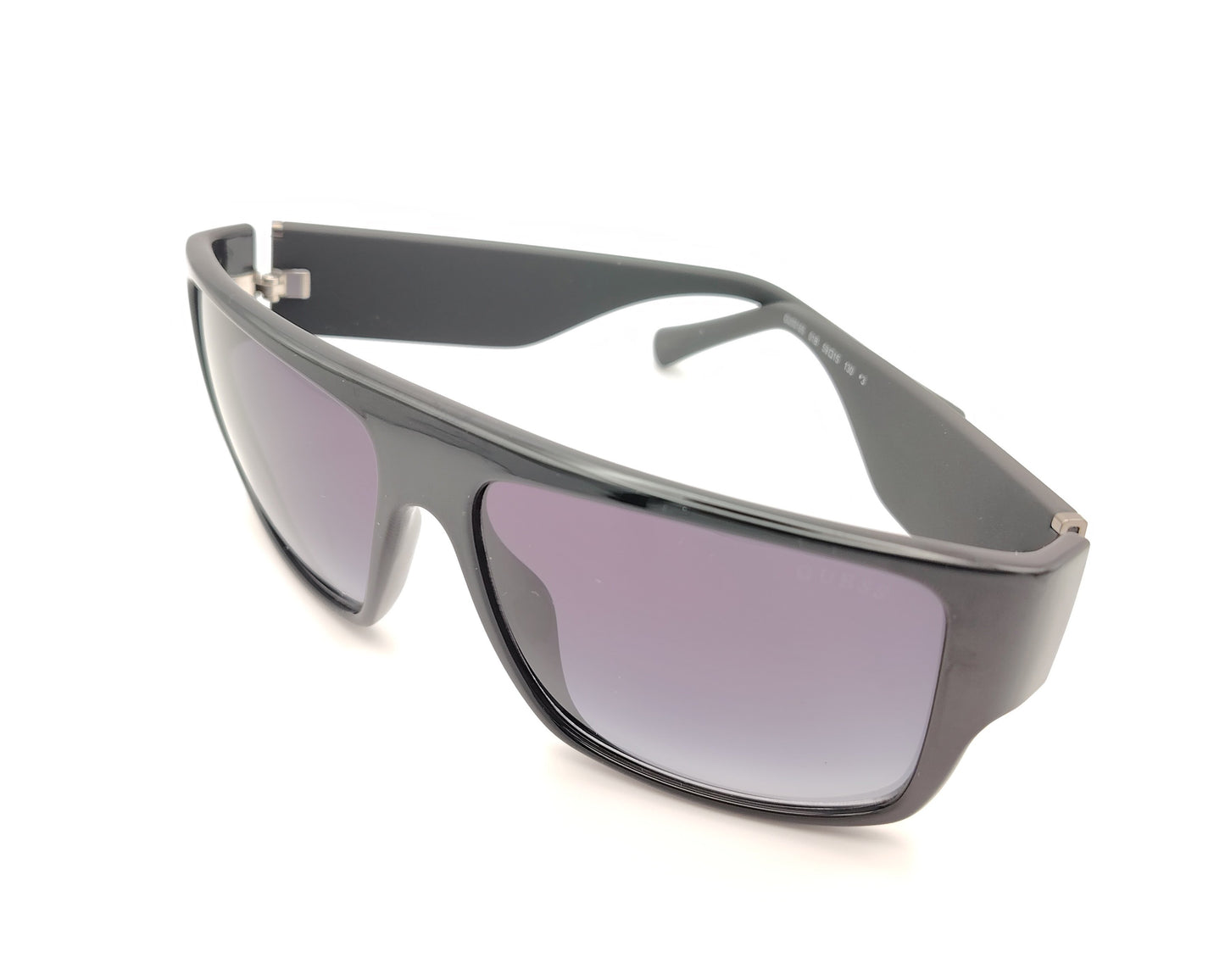 gafas de sol guess negras con diseño envolvente, lente degradada y logo en relieve
