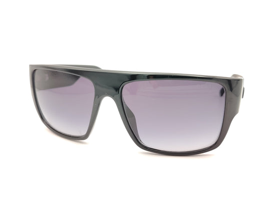 gafas de sol guess negras con diseño envolvente, lente degradada y logo en relieve