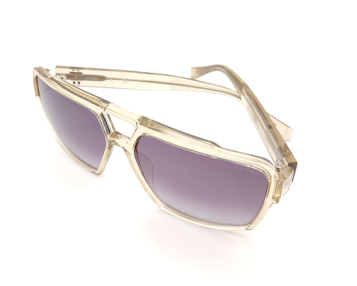 gafas de sol guess con montura champán translúcida y lentes púrpura degradadas en diseño oversize