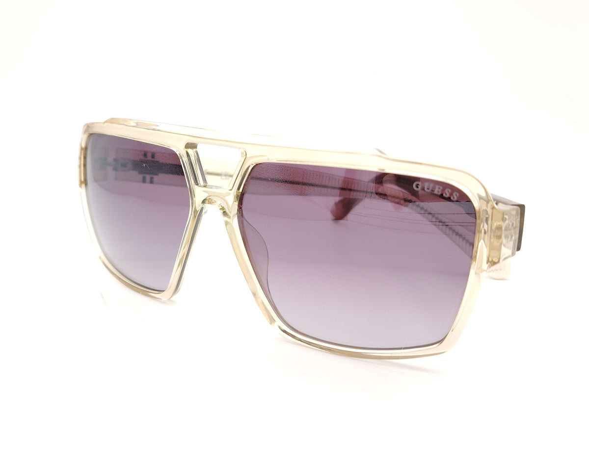 gafas de sol guess con montura champán translúcida y lentes púrpura degradadas en diseño oversize