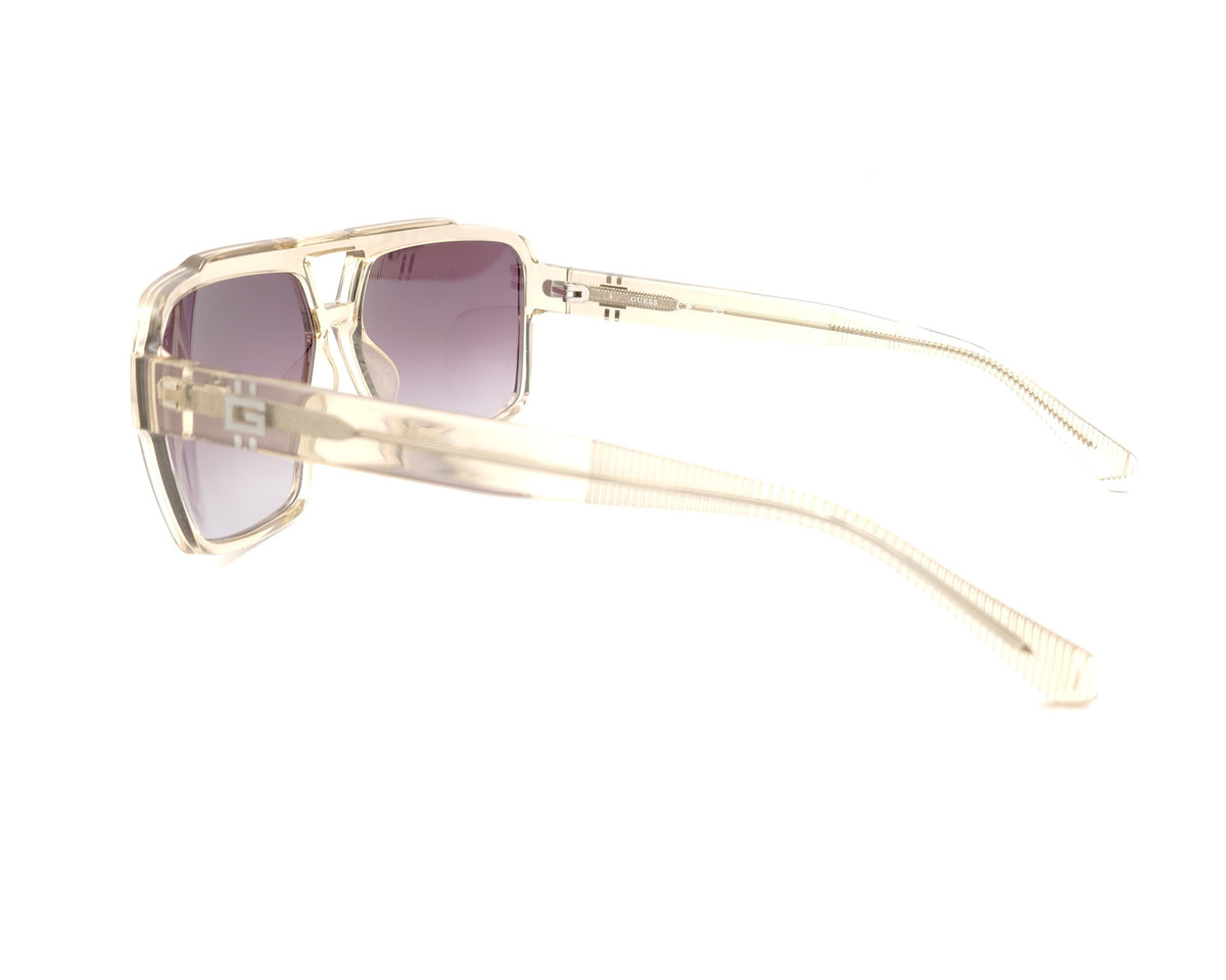 gafas de sol guess con montura champán translúcida y lentes púrpura degradadas en diseño oversize