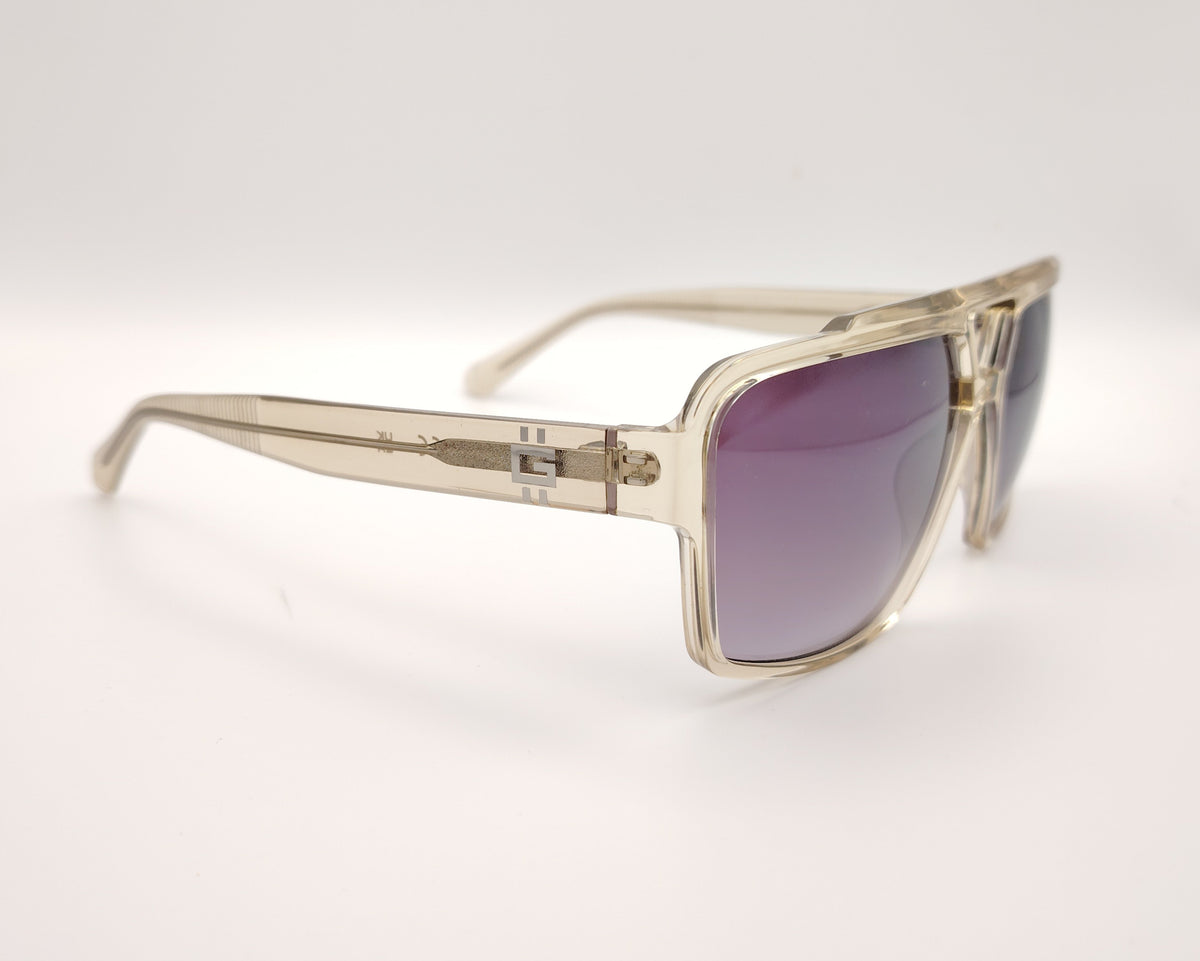 gafas de sol guess con montura champán translúcida y lentes púrpura degradadas en diseño oversize