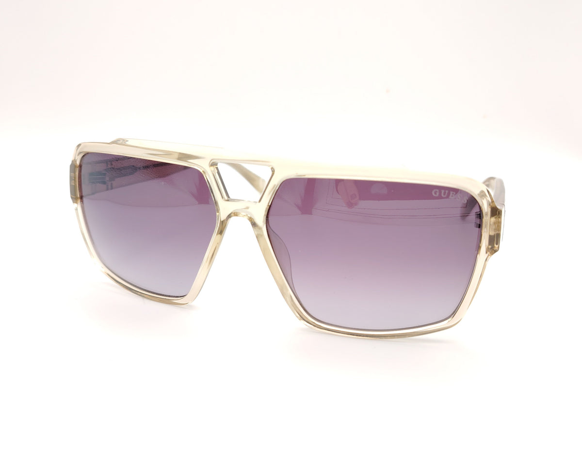 gafas de sol guess con montura champán translúcida y lentes púrpura degradadas en diseño oversize