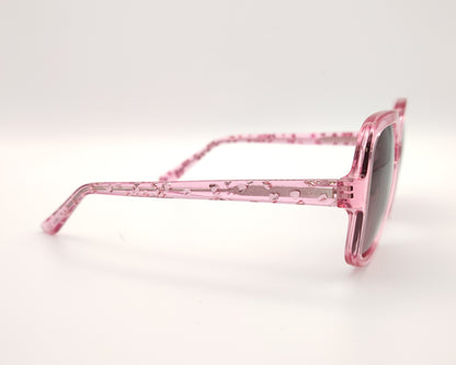 gafas de sol guess rosas translúcidas con lentes malva degradadas y corazones en la varilla