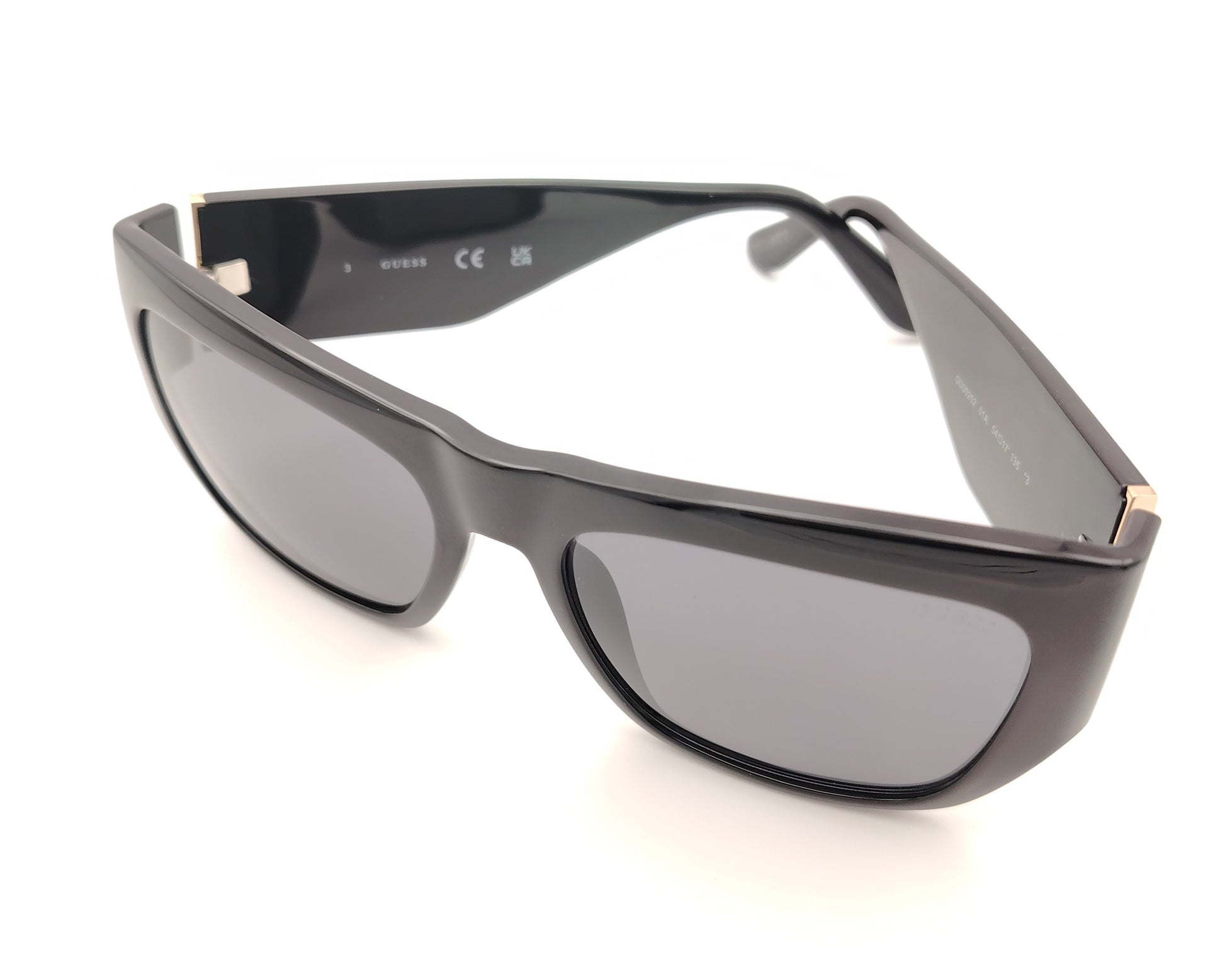 gafas de sol guess negras  con logo en relieve y detalle metálico dorado