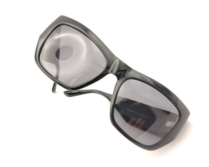 gafas de sol guess negras  con logo en relieve y detalle metálico dorado