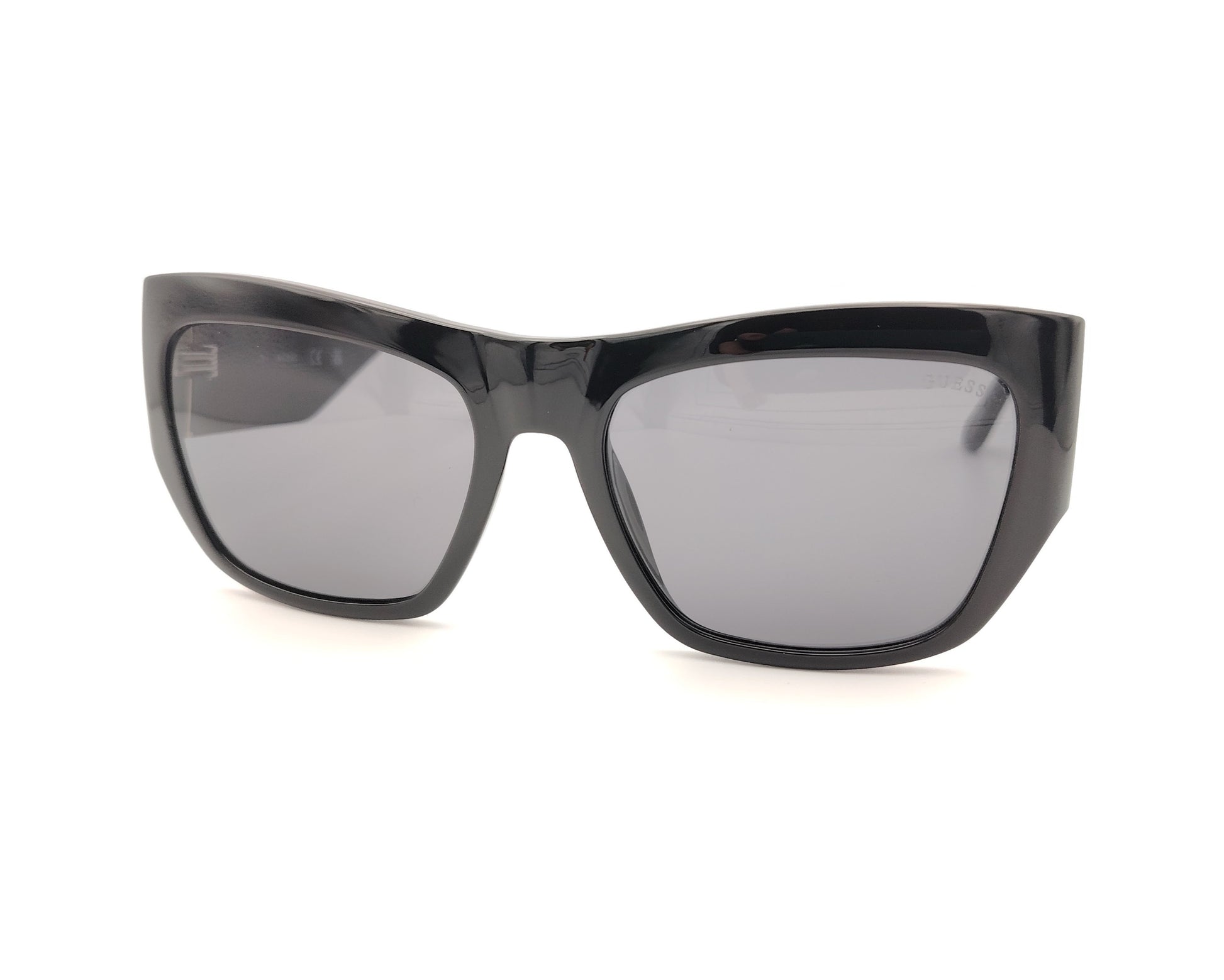 gafas de sol guess negras  con logo en relieve y detalle metálico dorado