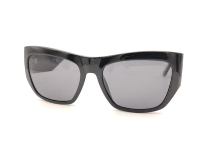 gafas de sol guess negras  con logo en relieve y detalle metálico dorado