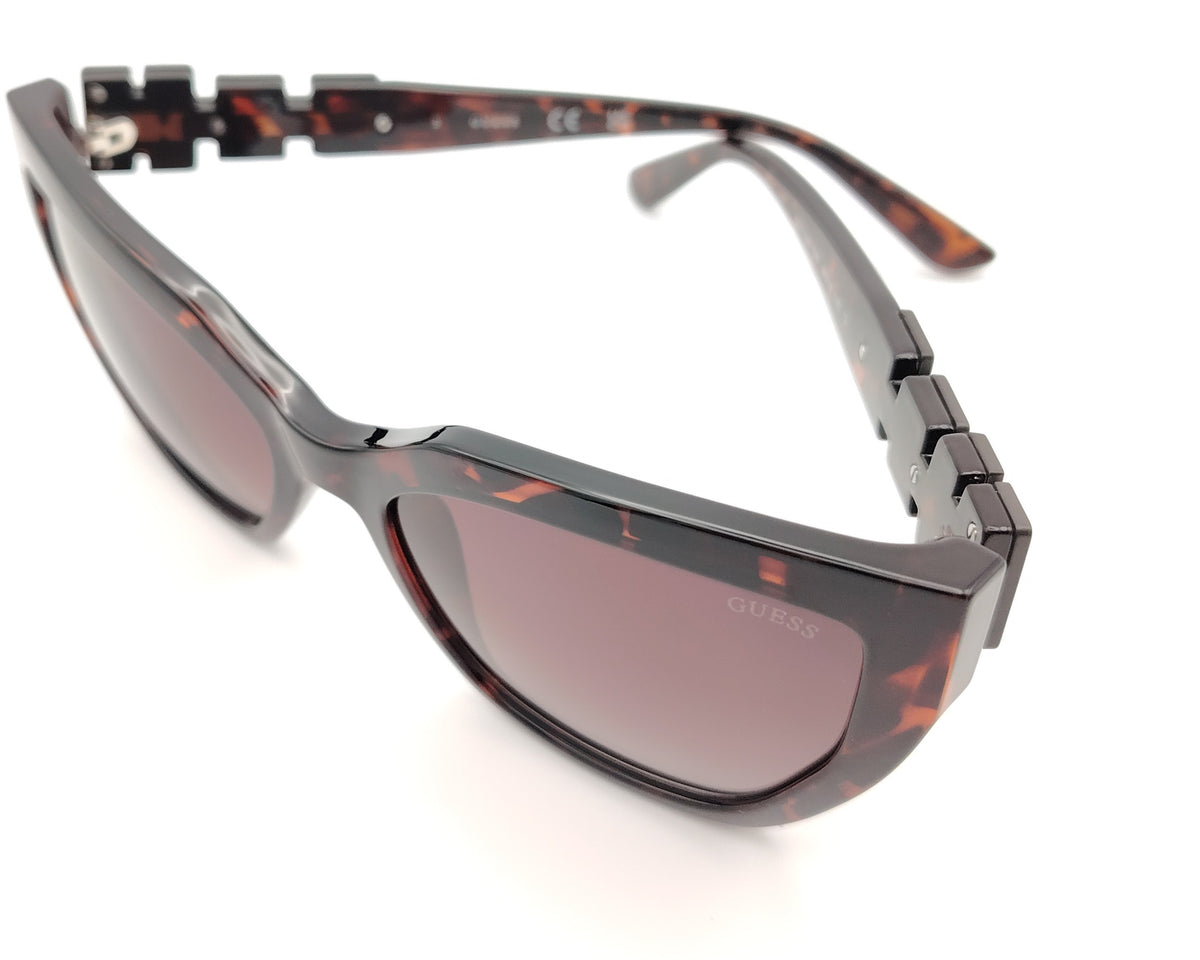 gafas guess carey oscuro con lentes rosas degradadas y detalle geometrico en la varilla