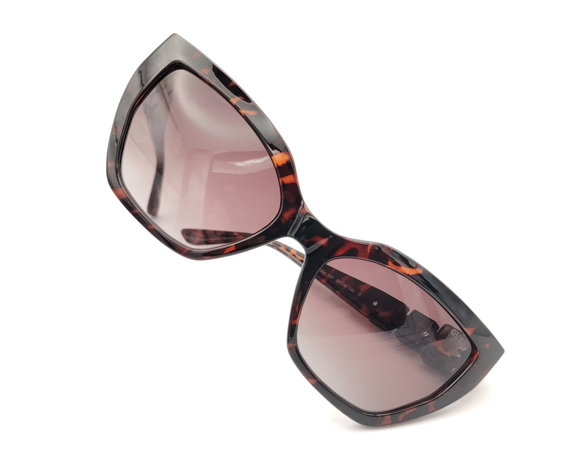 gafas guess carey oscuro con lentes rosas degradadas y detalle geometrico en la varilla