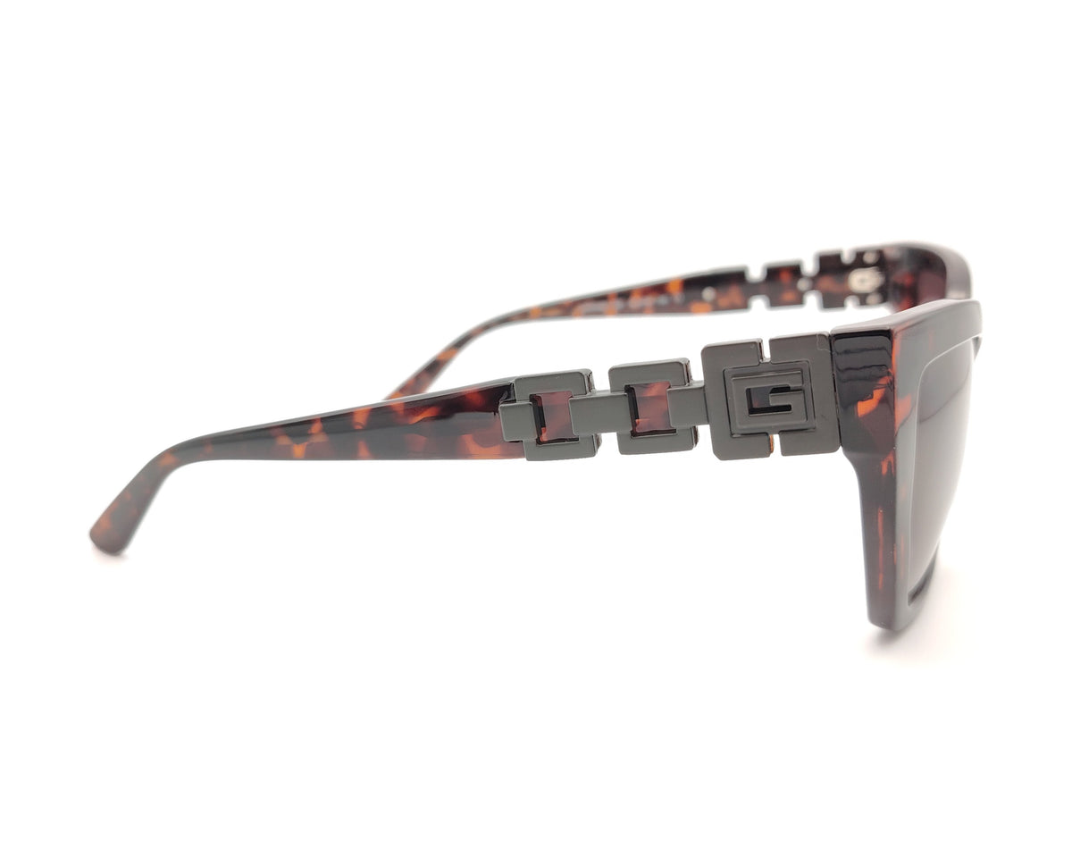 gafas guess carey oscuro con lentes rosas degradadas y detalle geometrico en la varilla