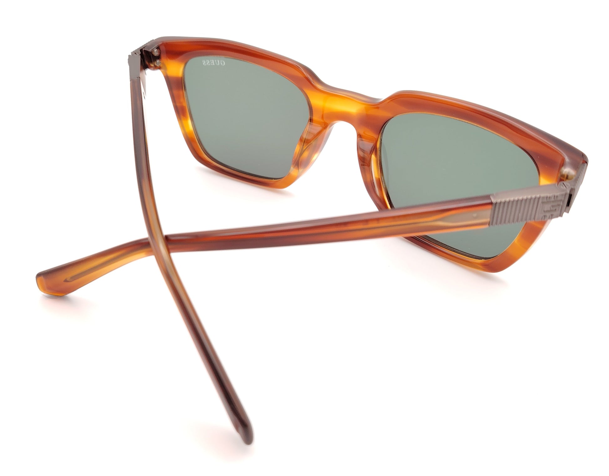 gafas guess rectangulares color carey con lentes verdes y detalle metálico grabado en las varillas