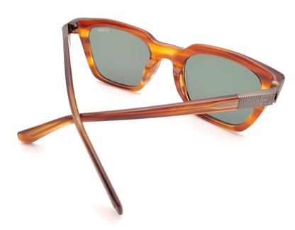 gafas guess rectangulares color carey con lentes verdes y detalle metálico grabado en las varillas