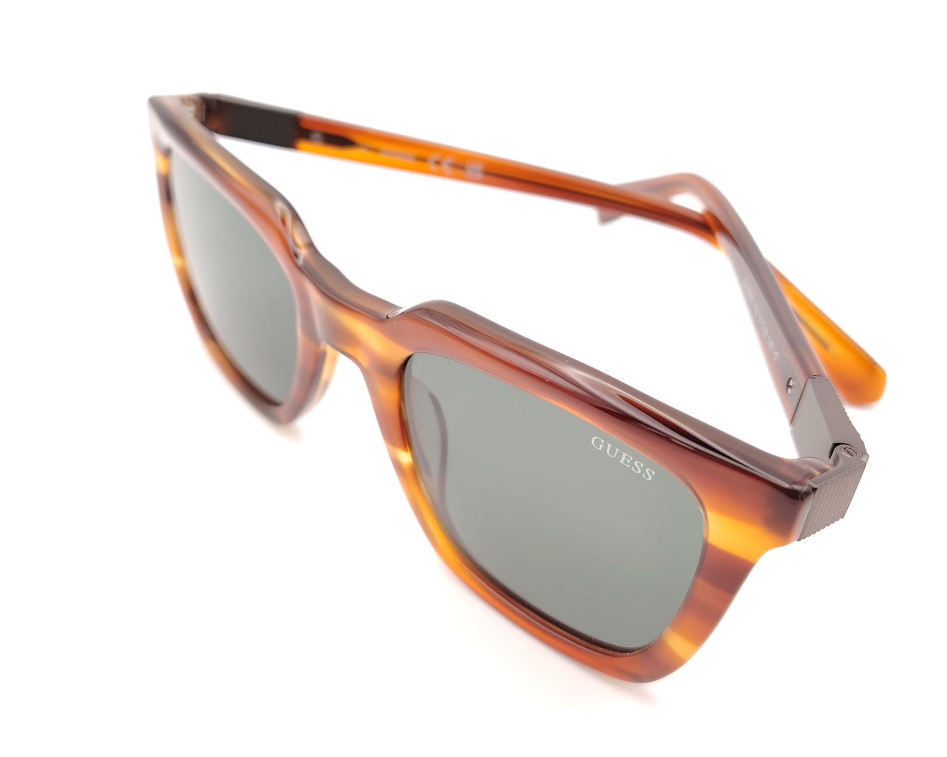 gafas guess rectangulares color carey con lentes verdes y detalle metálico grabado en las varillas
