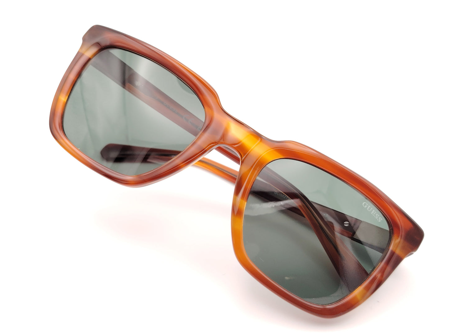 gafas guess rectangulares color carey con lentes verdes y detalle metálico grabado en las varillas