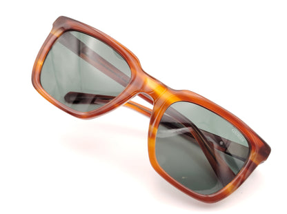 gafas guess rectangulares color carey con lentes verdes y detalle metálico grabado en las varillas