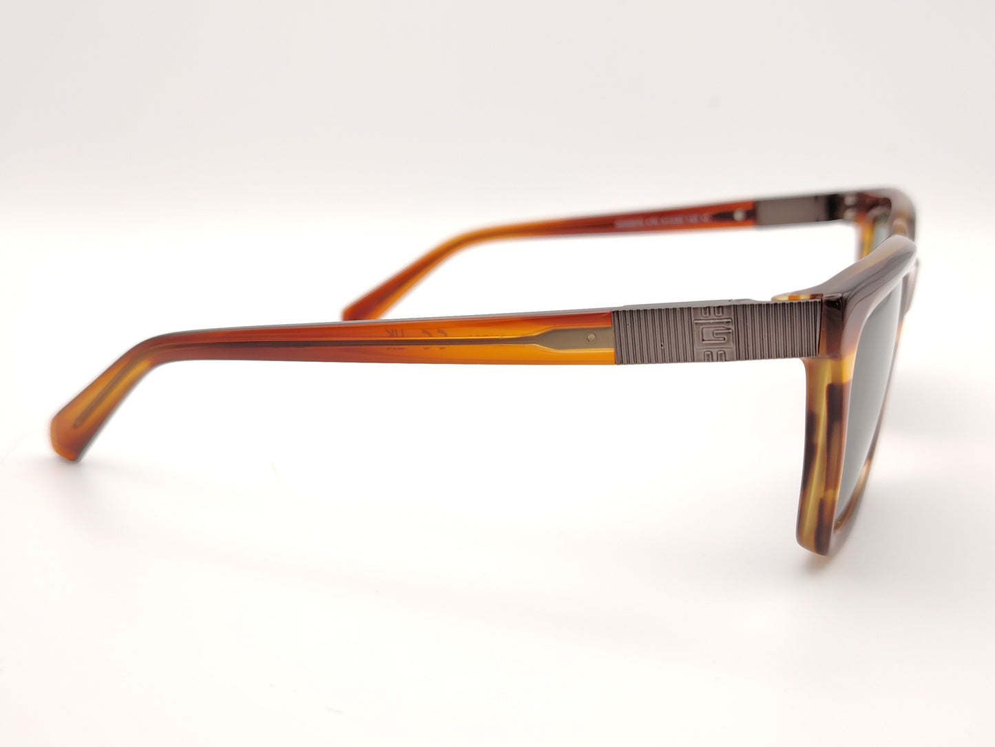 gafas guess rectangulares color carey con lentes verdes y detalle metálico grabado en las varillas