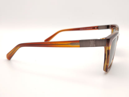 gafas guess rectangulares color carey con lentes verdes y detalle metálico grabado en las varillas