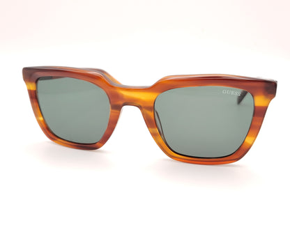 gafas guess rectangulares color carey con lentes verdes y detalle metálico grabado en las varillas