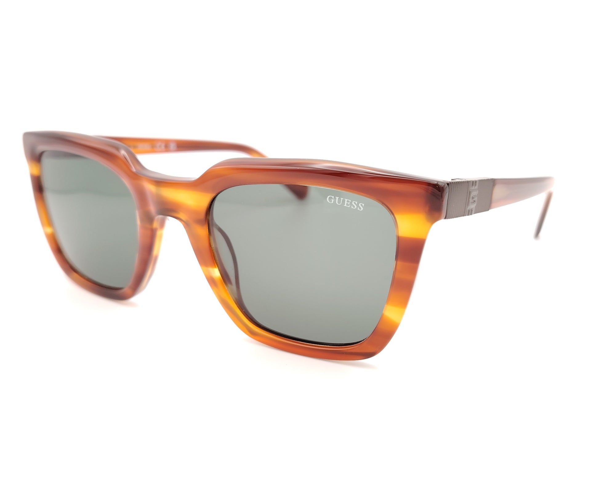 gafas guess rectangulares color carey con lentes verdes y detalle metálico grabado en las varillas