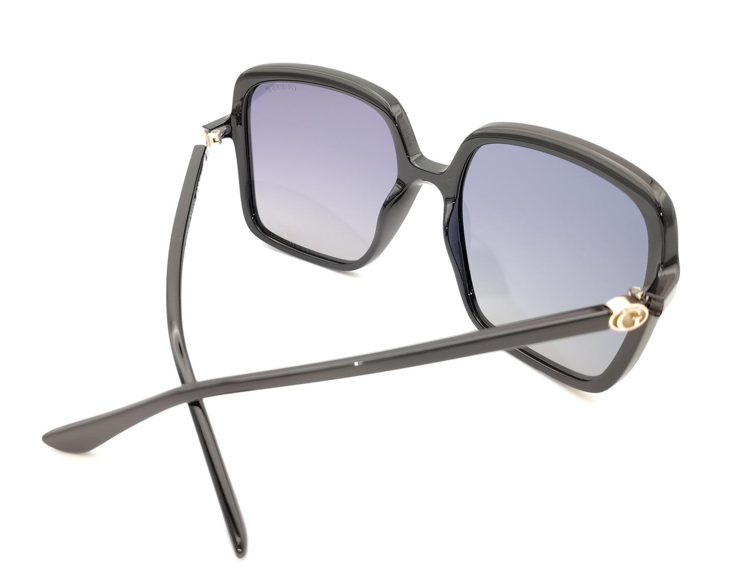 gafas de sol guess negras cuadradas con lentes gris azuladas degradadas y detalle dorado