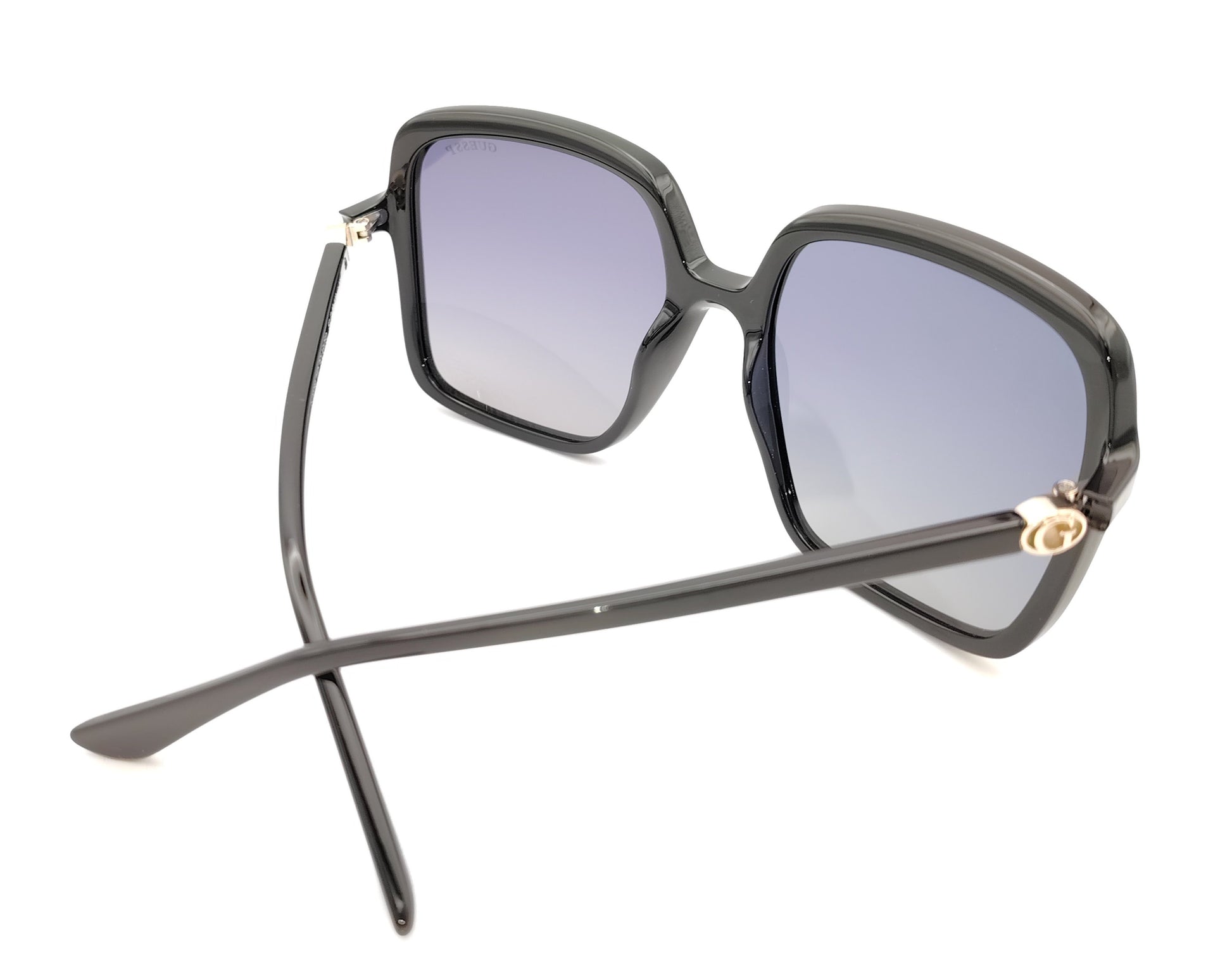 gafas de sol guess negras cuadradas con lentes gris azuladas degradadas y detalle dorado