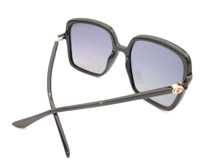 gafas de sol guess negras cuadradas con lentes gris azuladas degradadas y detalle dorado