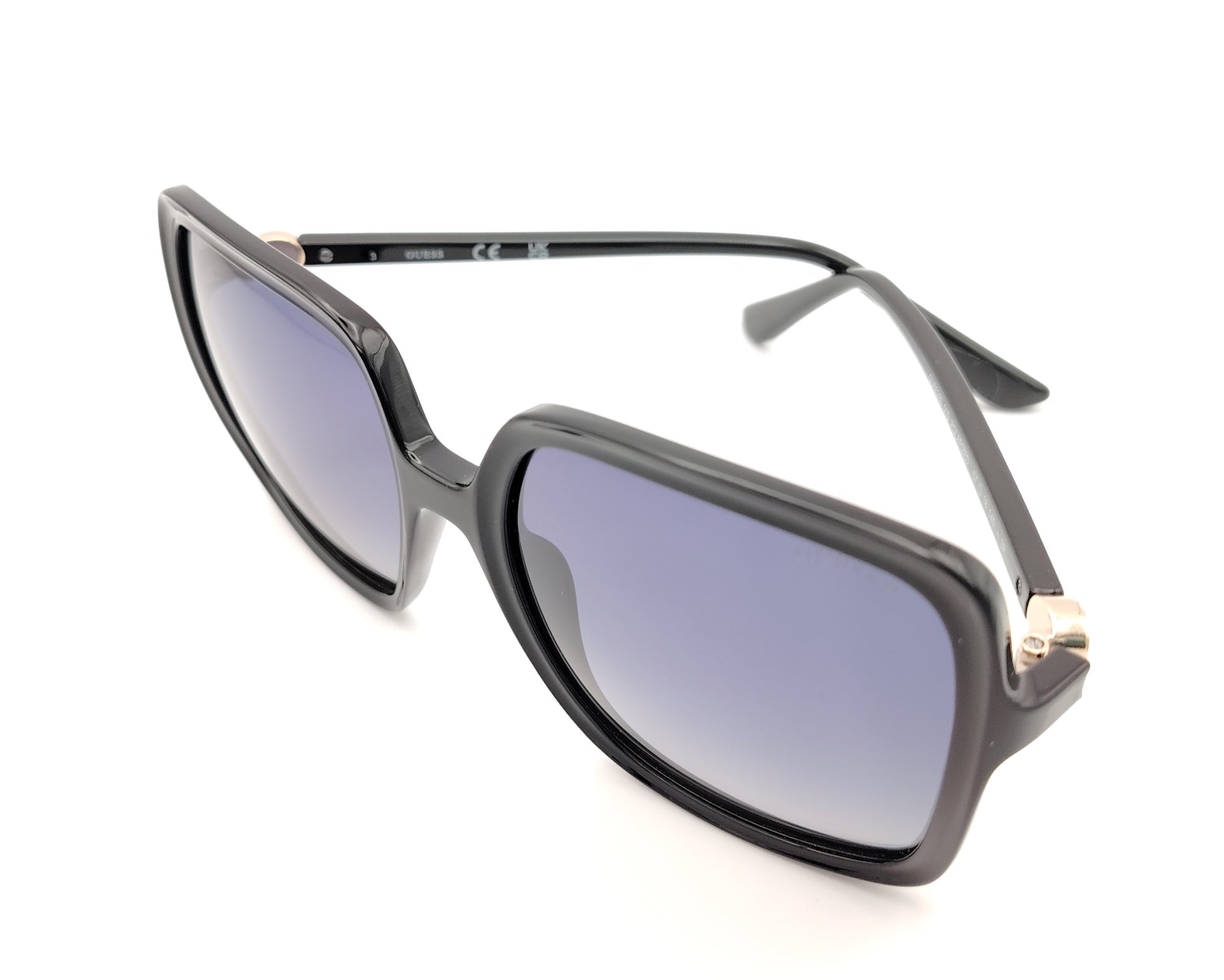 gafas de sol guess negras cuadradas con lentes gris azuladas degradadas y detalle dorado
