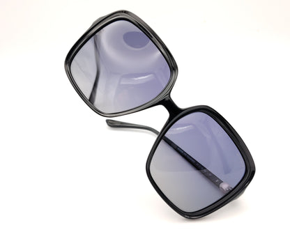 gafas de sol guess negras cuadradas con lentes gris azuladas degradadas y detalle dorado