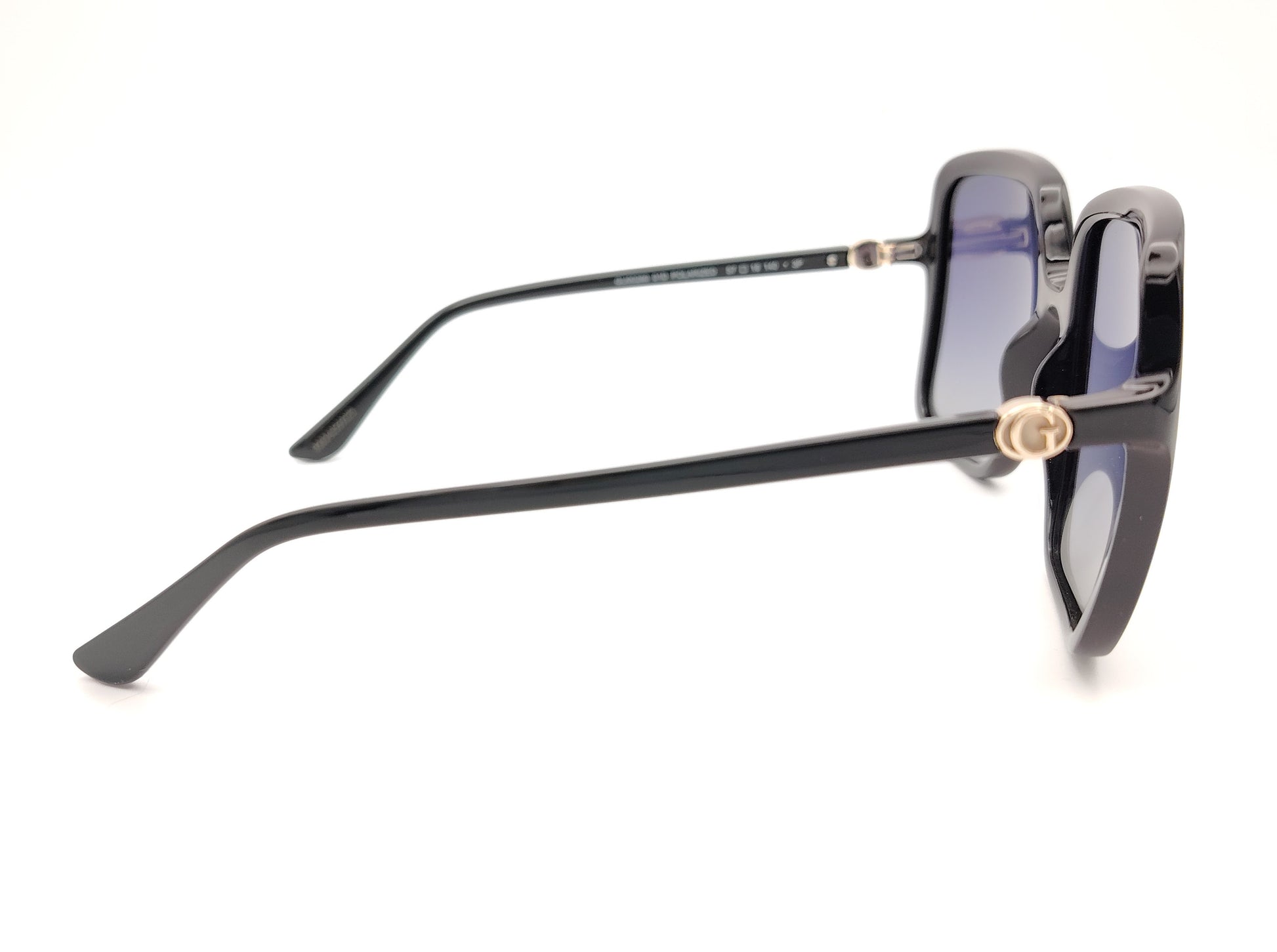 gafas de sol guess negras cuadradas con lentes gris azuladas degradadas y detalle dorado