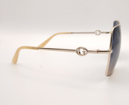 gafas guess cuadradas con montura dorada fina y lentes degradadas azul y marrón