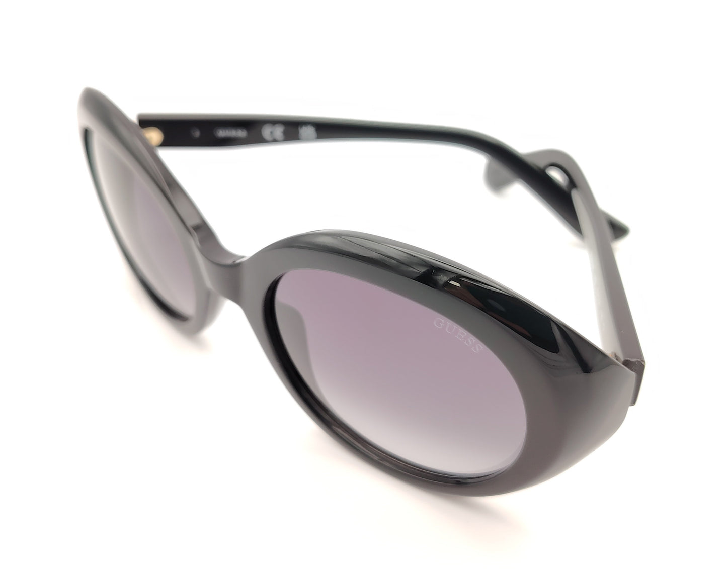 gafas guess negras ovaladas con lentes gris violáceo degradadas y logo dorado en la patilla