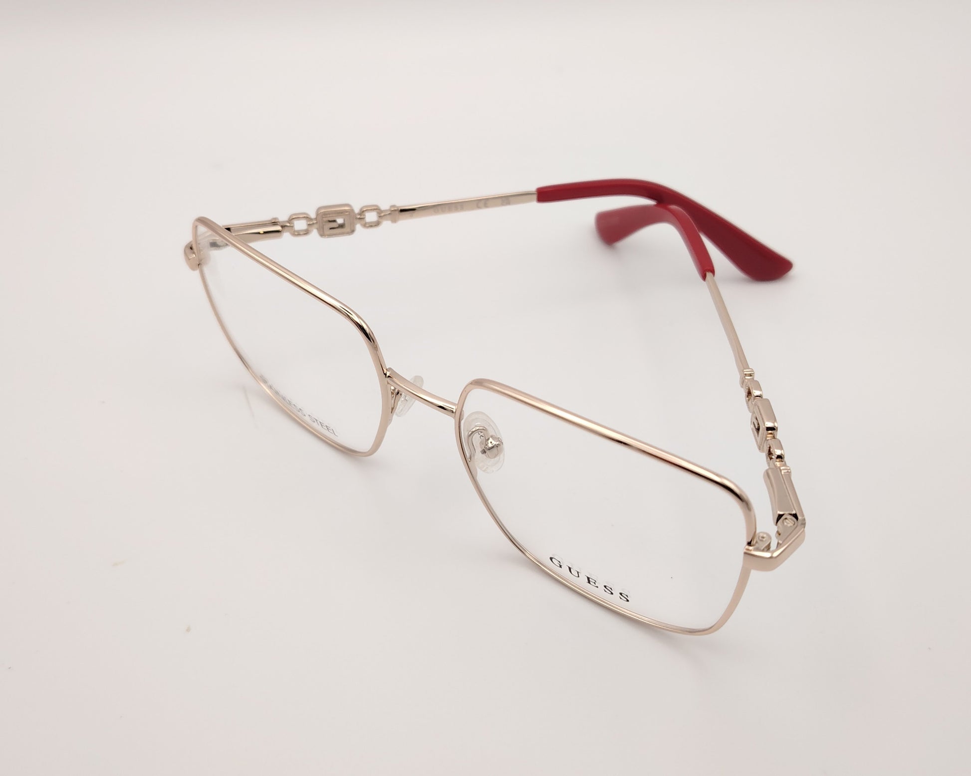 gafas graduadas guess de acero inoxidable doradas con forma cuadrada y terminales rojos