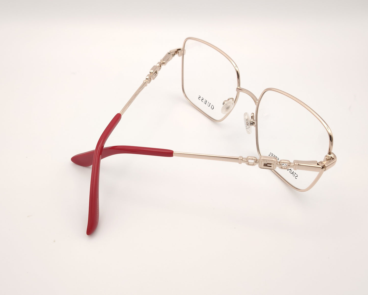 gafas graduadas guess de acero inoxidable doradas con forma cuadrada y terminales rojos