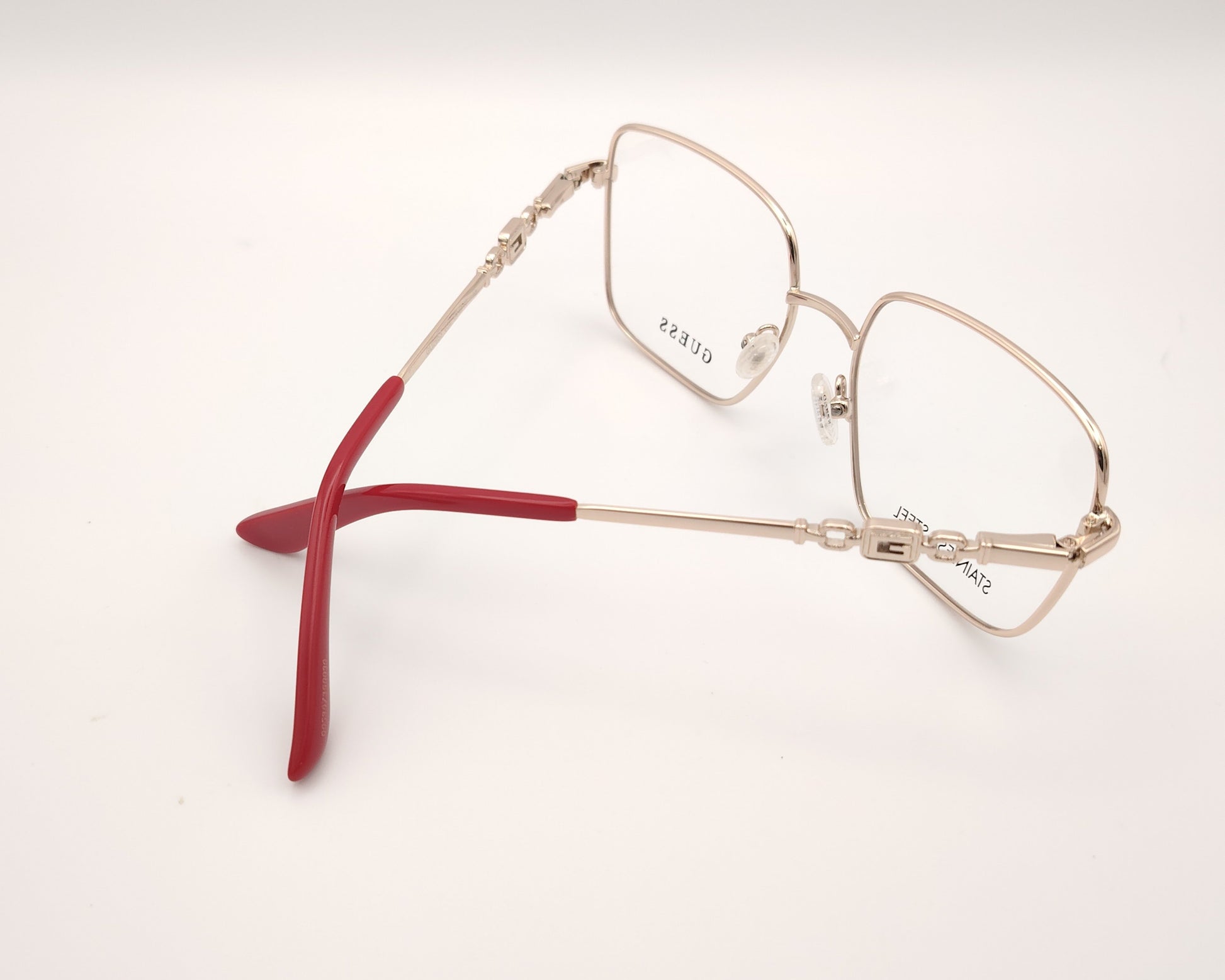 gafas graduadas guess de acero inoxidable doradas con forma cuadrada y terminales rojos