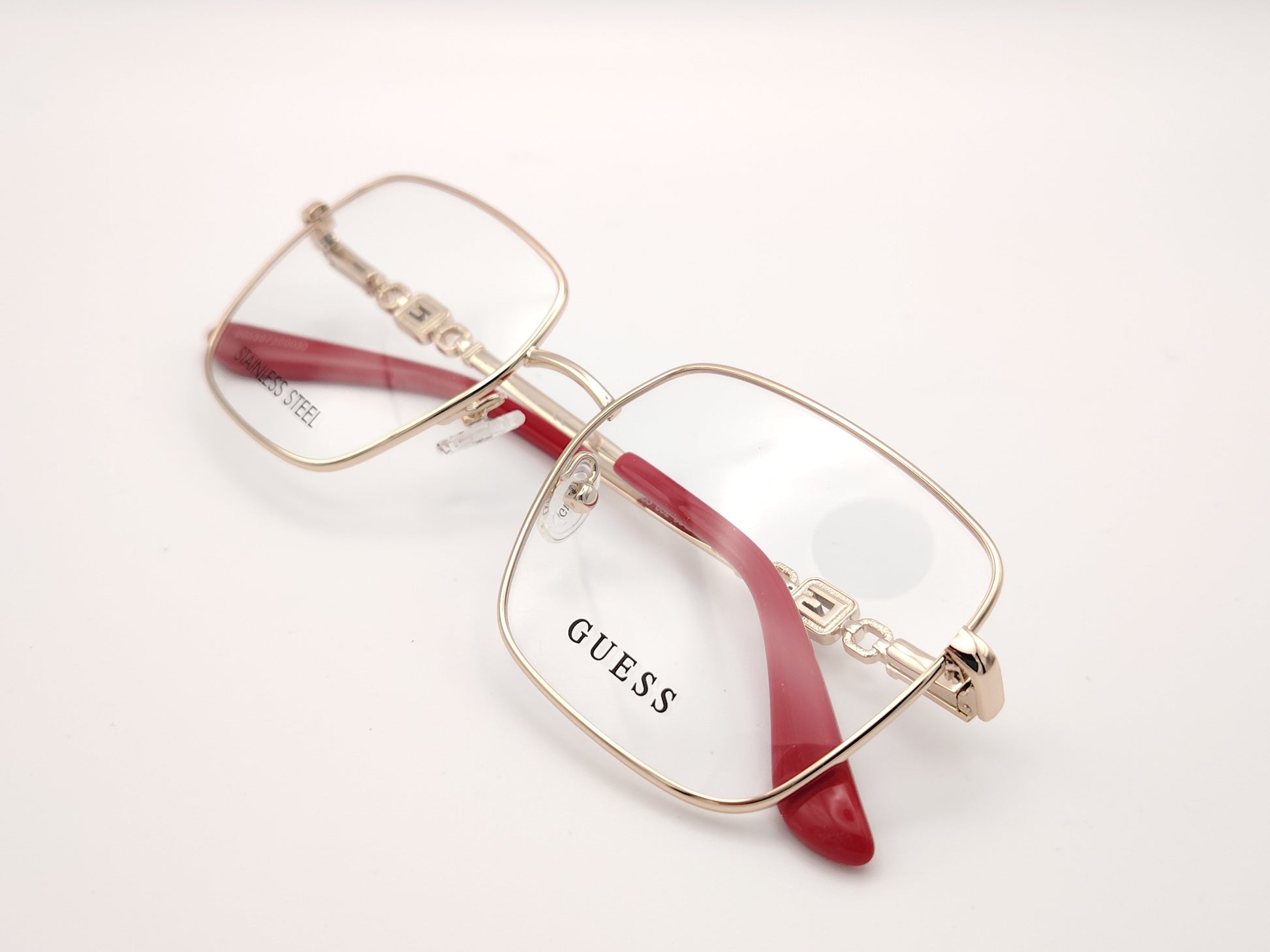 gafas graduadas guess de acero inoxidable doradas con forma cuadrada y terminales rojos