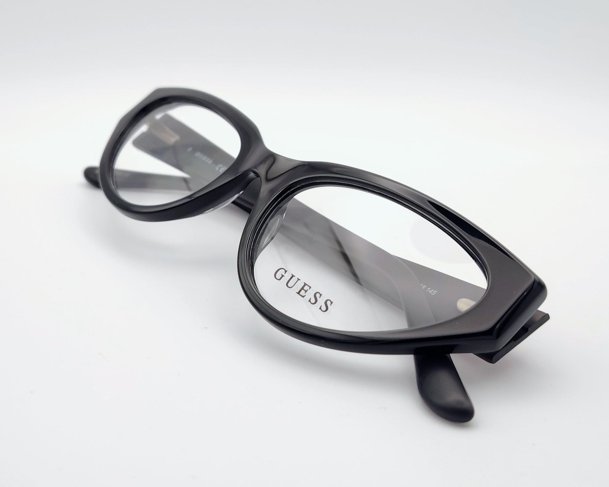 guess gu50113 001 gafas de acetato en formato cat eyes en color negro con logo dorado en las varillas
