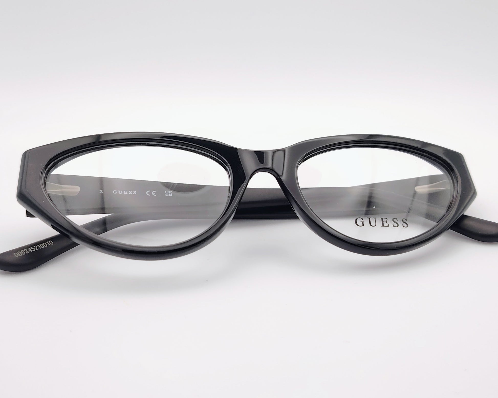 guess gu50113 001 gafas de acetato en formato cat eyes en color negro con logo dorado en las varillas
