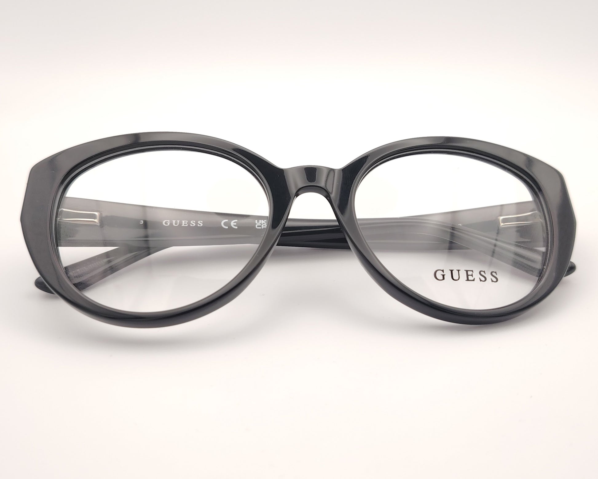 guess gu50127 001 gafas estilo cat eyes redondeadas de acetato en color negro con las varillas en estampado de serpiente gris