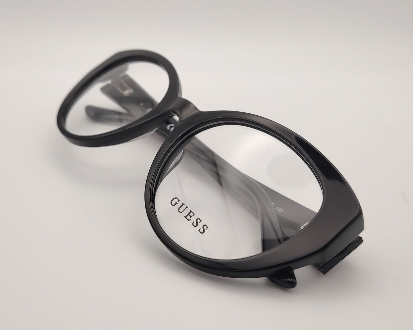 guess gu50127 001 gafas estilo cat eyes redondeadas de acetato en color negro con las varillas en estampado de serpiente gris