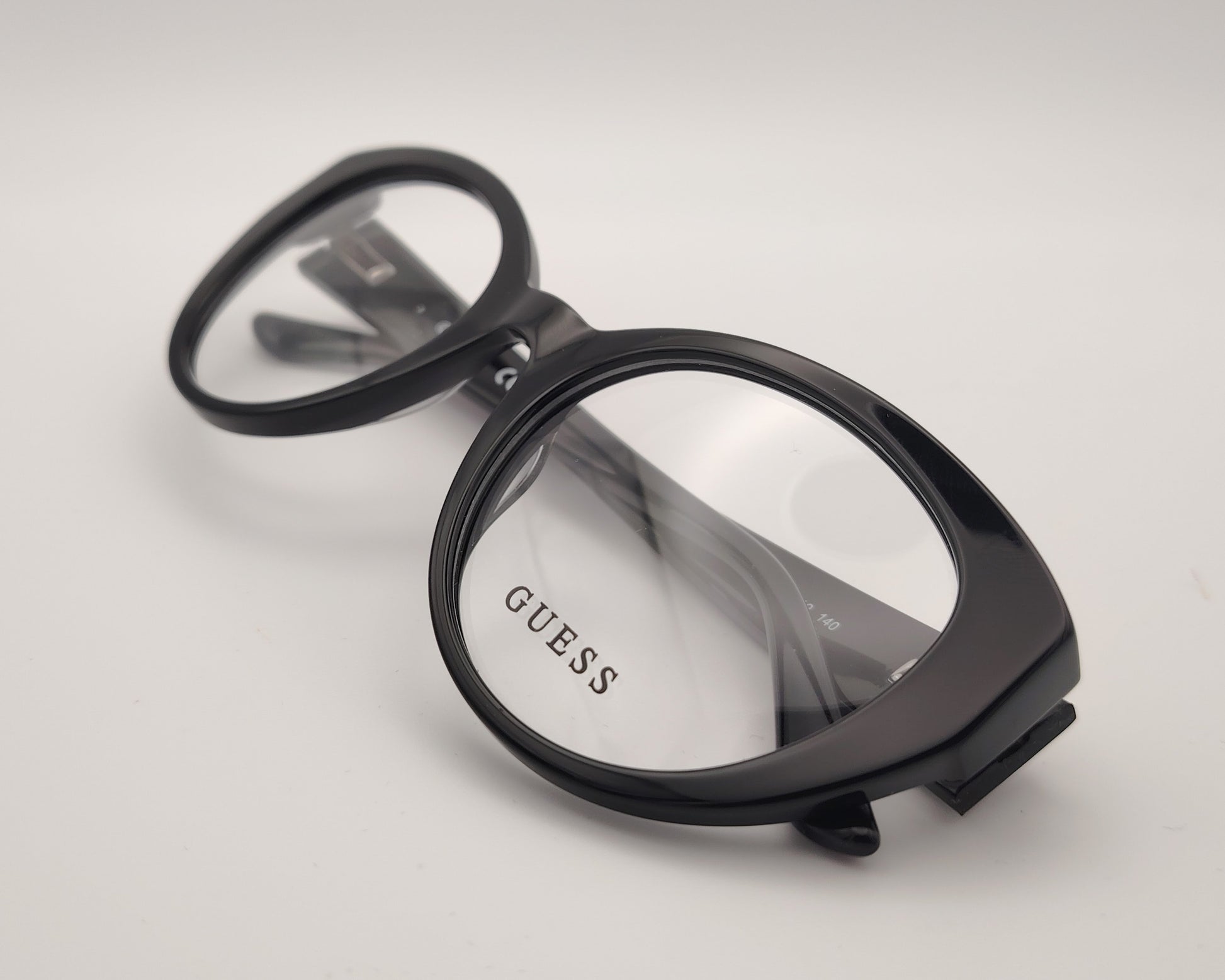 guess gu50127 001 gafas estilo cat eyes redondeadas de acetato en color negro con las varillas en estampado de serpiente gris