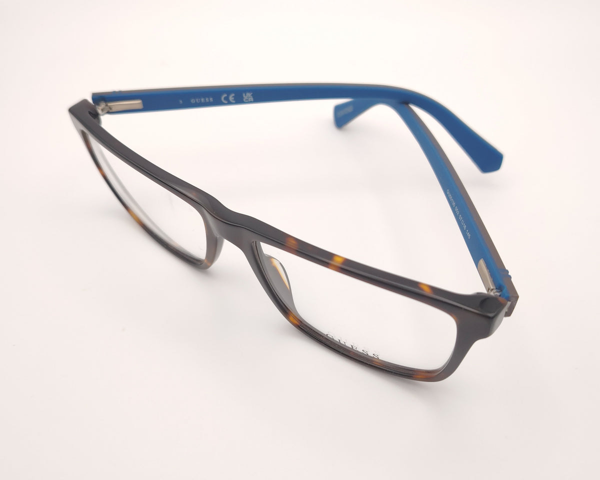 gafas graduadas guess gu50130 052 rectangulares carey con detalles azules en las varillas